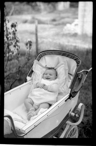 Enfant bébé dans son landau
