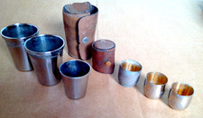 6 Gobelets en métal et 2