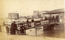 France, le départ en barge