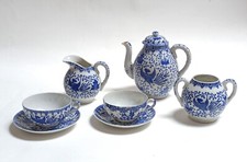 Service à thé en porcelaine du Japon (théière, sucrier, pot à lait, tasses etc.)