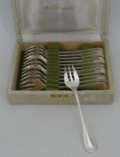 Christofle Berain/petite Coquille, 12 fourchettes à huitres en métal argenté.