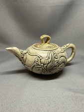 THÉIÈRE CHINOISE SIGNÉE , PIERRE DURE SCULPTÉE . ART D’ASIE . DÉCOR DE DRAGONS