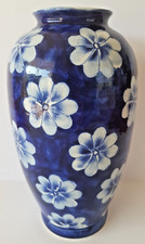 Vase en porcelaine de couleur bleu aux fleurs blanche, Asie, Chine, Vietnam.