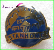 Pin's STANHOME Etendard Avec un petit village couleur doré #G2