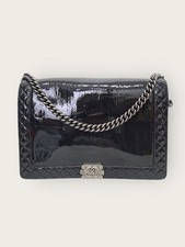 CHANEL Sac Boy en cuir verni