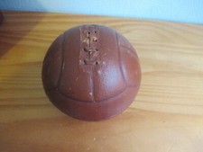 ancienne boite céramique saint clément recouverte de cuir forme ballon de foot