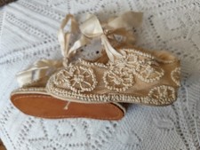 chaussons bébé anciens 19ème brodé point perlé sur tulle T 18