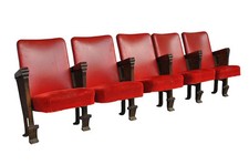 Série de 5 fauteuils de théâtre skaï rouge et fonte patinée