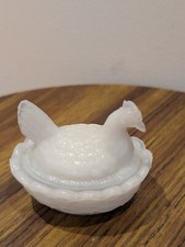 bonbonnière poule en  opaline blanche, Portieux, petit modèle 7 cm