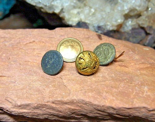 Lot boutons militaire à - 4,