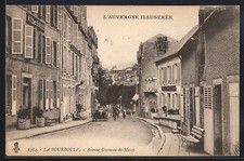 CPA La Bourboule, Avenue Gueneau-de-Mussy animée avec passants et façades histo 