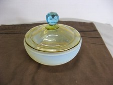 Pot en verre signé A