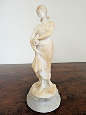 Statuette d'une porteuse d'eau en albatre