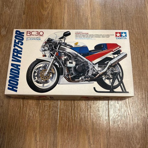 Tamiya honda vfr750r rc30 - honda,
