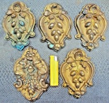 lot de cinq ornements caches piton en laiton repoussé 19 ème