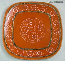 Plat en Faïence de à décor celte, signature à identifier, environ 28 cm