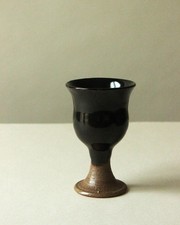 Mazagran ou gobelet sur pied en grès émaillé brun de Jean Linard, à La Borne