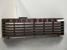 grille gauche capot MITSUBISHI