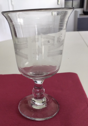 Verre pied gravé - à,