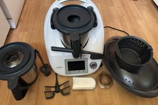 Robot Thermomix TM5 avec accessoires et notice.