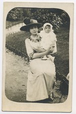 BP479 Carte Photo vintage card RPPC Femme mode fashion Bébé Parc Monceau paris