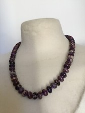 Collier de pierres semi précieuses Violet marbré en très bon état.