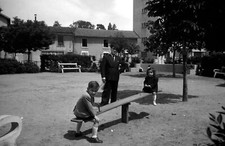 Homme enfants aire de jeux