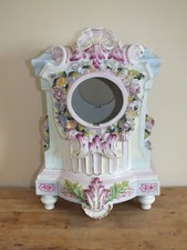 Grand corps de pendule en porcelaine Allemande - Saxe ou Meissen - fleurs Rococo