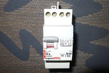 INTERRUPTEUR DIFFERENTIEL 40A 30mA, TYPE AC LEGRAND 08690 40AMPERES INTER. DIFF.