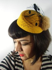Mini chapeau bibi rétro vintage jaune moutarde voilette pompon fausse fourrure
