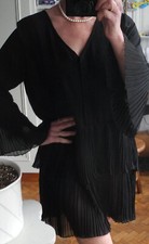 Robe noire  V.CODE L 42 env. avec bas plissé et manches plissées éventail