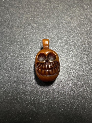 Pendentif crâne sol - , charnier