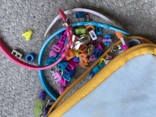 KIT ATTACHES & LETTRES, POUR CRÉER BRACELETS AVEC PRÉNOMS, LOISIR CRÉATIF