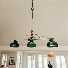 grande suspension de billard avec 3 globe en opaline verte monte sur support en