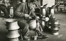 Carte VILLEDIEU LES POELES Chaudronnier au Travail Artisanat et art