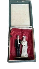 Figurines vintage COUPLE de MARIÉS poser sur la pièce montée