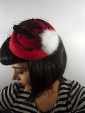 Mini chapeau bibi rétro vintage rouge voilette pompon fausse fourrure pinup