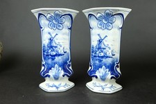 Paire de vases hollandais en forme de bécher avec décoration paysagère de bat...