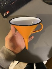 Ancien entonnoir en tôle