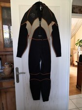 combinaison de plongée ou surf en néoprène, noir et beige. Marque Décathlon.