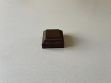 socle en bois peint en marron pour figurine ou maquette 5 x 5 cm ép 2,5 cm