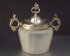 SEAU A BISCUITS DE STYLE LOUIS XV EN VERRE GIVRE ET REGULE ARGENTE DEBUT XX° 