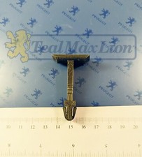 Support plastique de fixation de prise d'air Peugeot 504 cc