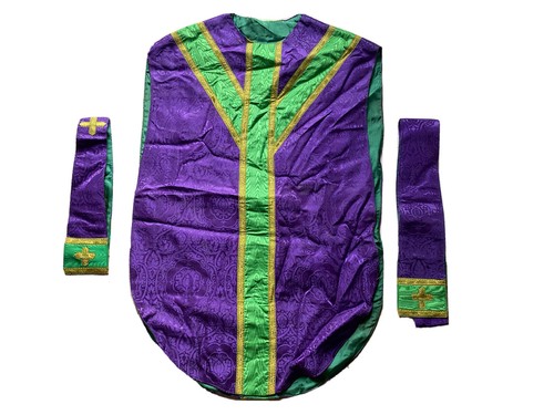 Tenue prêtre chasuble - de,