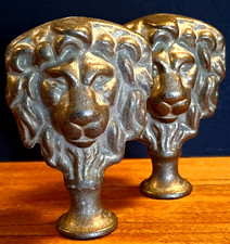 Paire de sujets décoratifs TÊTES de LIONS en BRONZE double face.
