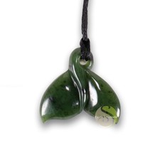 Pendentif Maori jade queue de baleine Maori art Nouvelle-Zélande fait main