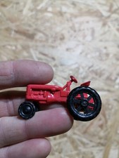 TRACTEUR AGRICOLE  FARMALL  JOUEF  HOEN PLASTIQUE ROUGELONGUEUR : 5,3 CM