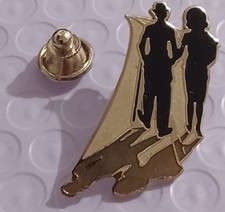 PIN'S TRES RARE CHARLIE CHAPLIN " LES LUMIERES DE LA VILLE SIGNER ZREIK 1988 !