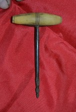 Ancienne vrille ou amorçoir à manche en corne de bovin tournée (12,5cm) 