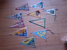 LOT DE 10 FANIONS DE VILLES , PORQUEROLLES , ESTEREL ,SAVOIE ,MEGEVE , LA CAPTE